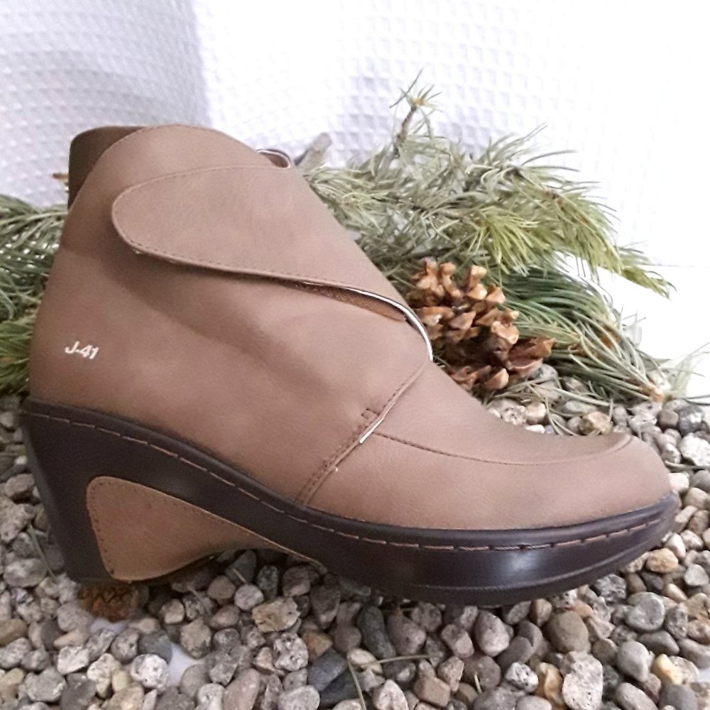 J41 Notre Dame Wrap Front Slip on  Tan Ankle Booties NWOB  SZ 6
